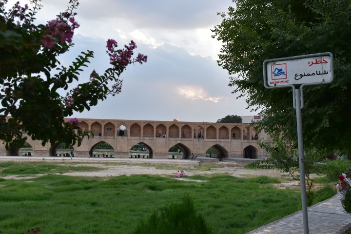 Si-o-se Pol Brücke am trockenen Zayandeh Fluss