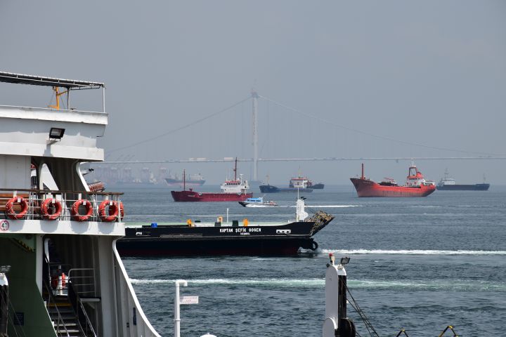 Fähren und neue Brücke