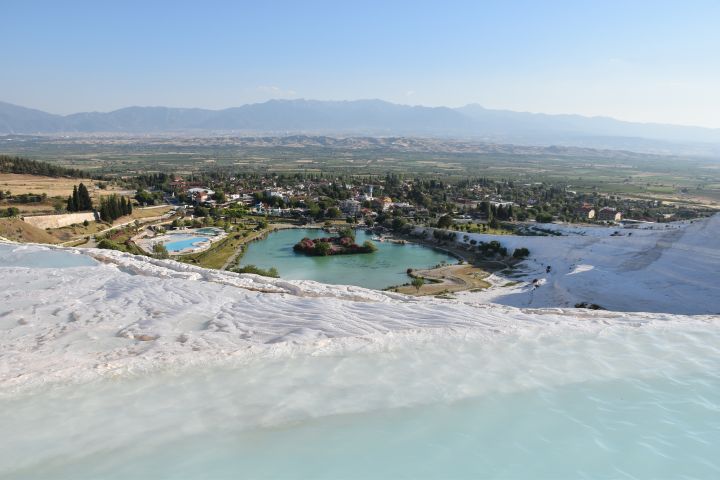 Blick auf Pamukkale und darüber hinaus