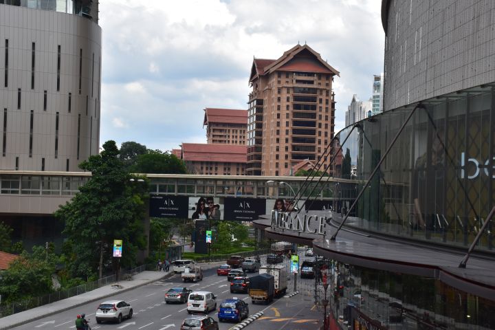 Strasse im geschäftigen Stadtzentrum