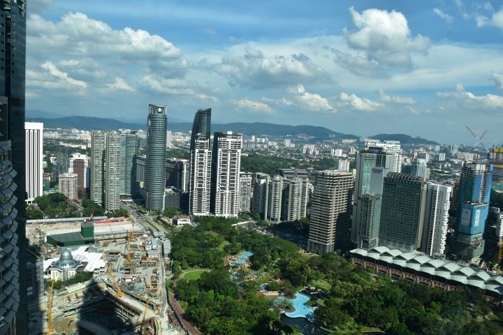 Aussicht von der 170m hohen Skybridge zwischen den beiden Petronas Türmen