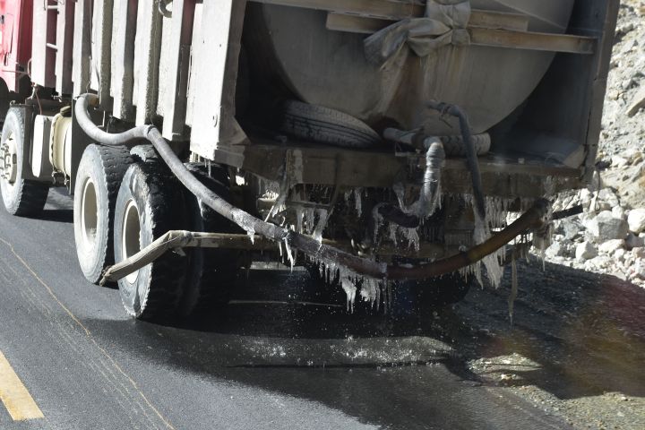 Baustellen-Tanklastwagen mit Eiszapfen