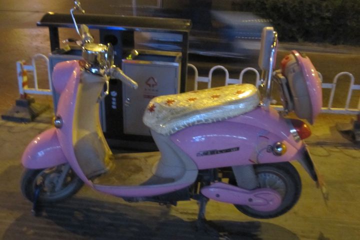 Pinkfarbener Elektro-Scooter