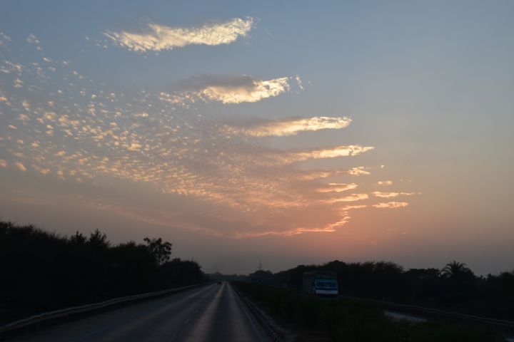 Abendstimmung über der Autobahn in der Nähe von Chittaurgarh, Rajasthan