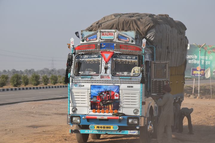 Einer der allgegenwärtigen Tata Lastwagen in der Nähe von Katoda zwischen Chittaurgarh und Kota