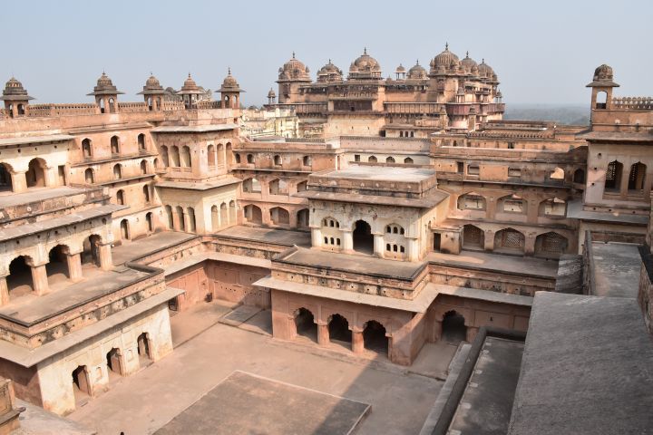 Im Raj Mahal, dahinter die Kuppeln des Jahangir Mahal