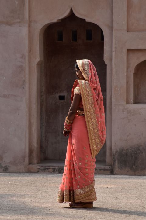 Inderin mit Sari im Innenhof des Raj Mahal