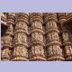 Mit Surasundaris geschmückte Fassade des Kandariya-Mahadeva Tempels in Khajuraho 