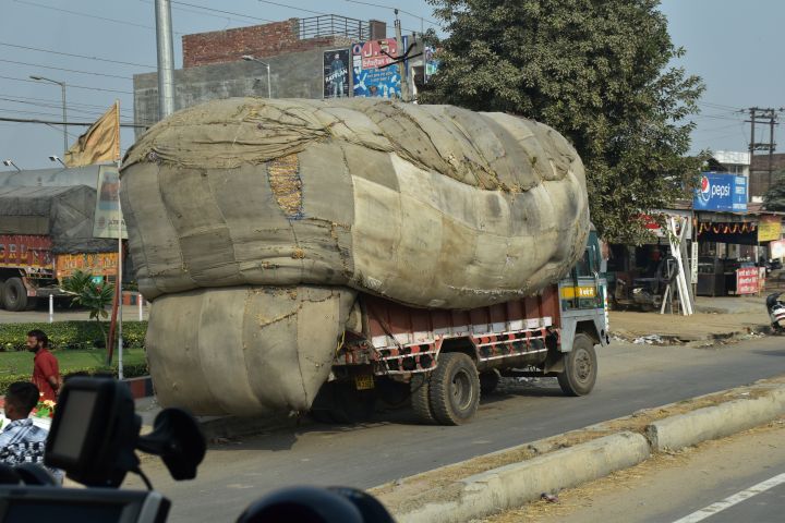 Mit Stroh prallvoll geladener Lastwagen