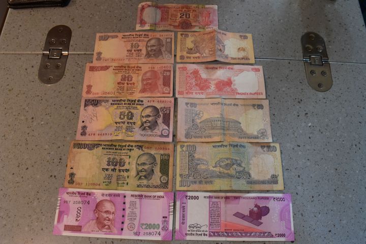 Alle erhältlichen Rupien Noten, es fehlen die 500er und 1000er