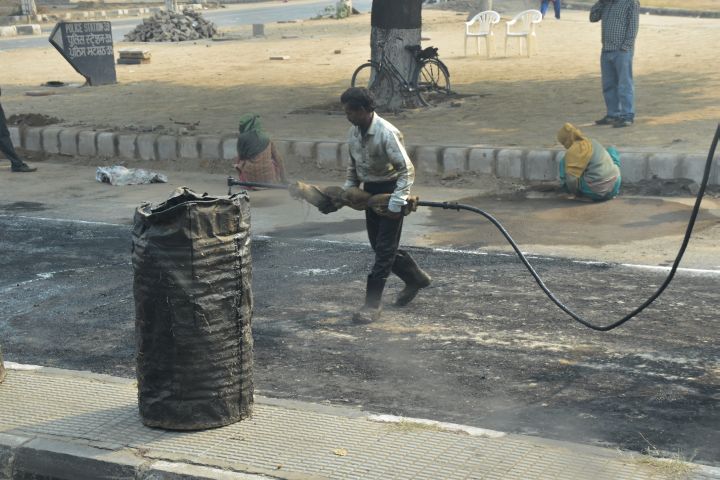 Bitumenauftrag auf eine Strasse in Chandigarh