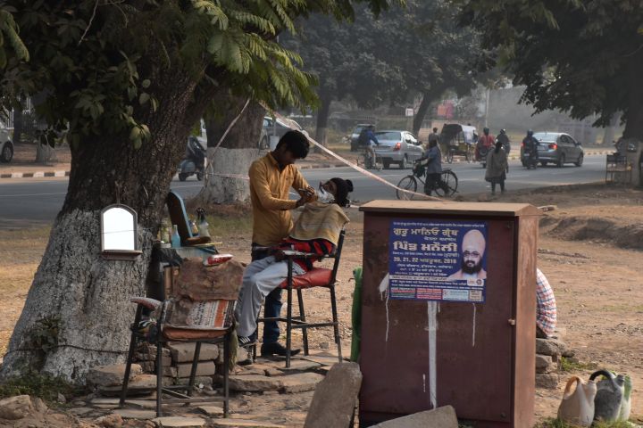 Strassenbarbier in Chandigarh