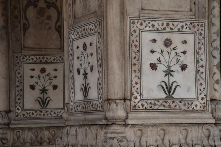 Keramikplatten mit filigranem Blumenmotiv im Roten Fort