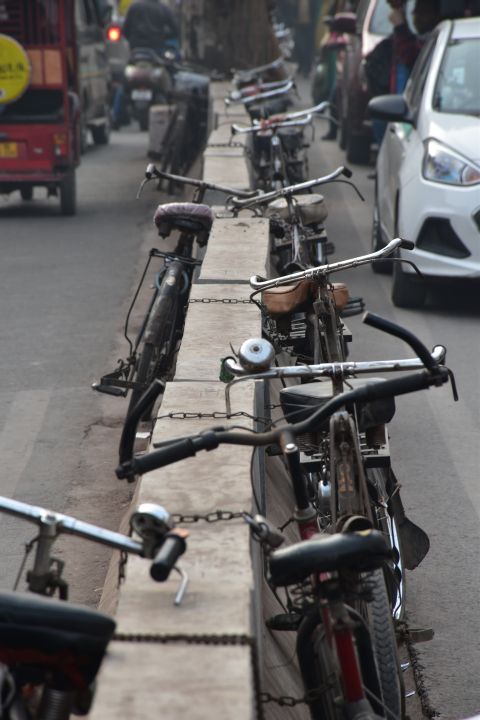 Angekettete Velos am Chandni Chowk in Delhi