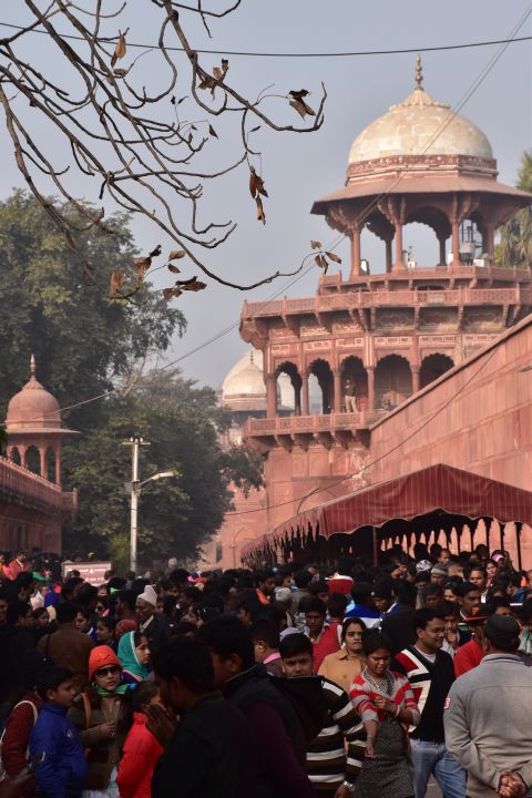 Viele Menschen beim Eingangsbereich vor dem Taj Mahal in Agra