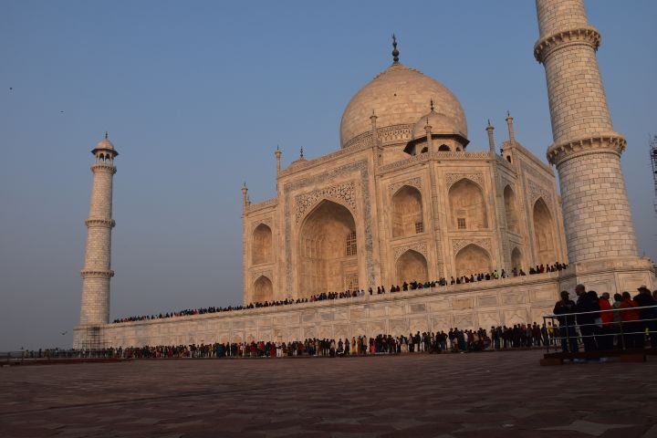 Taj Mahal mit anstehenden indischen Besuchern