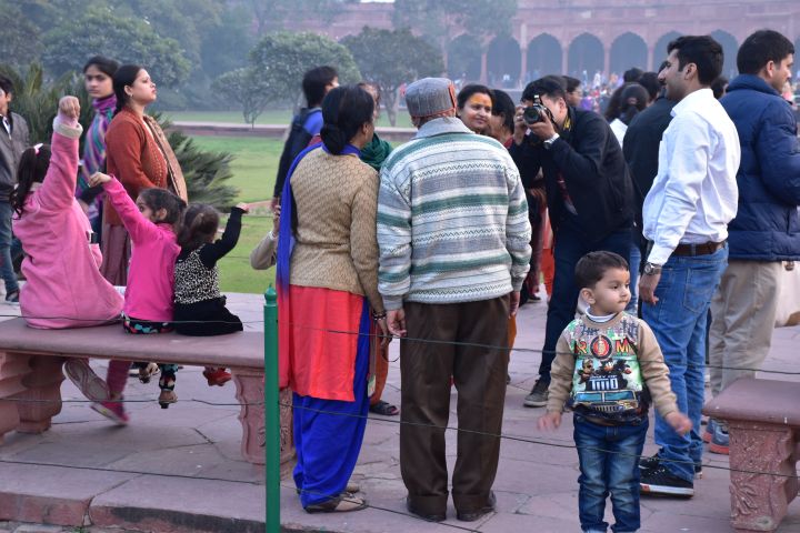 Touristen lassen sich vor dem Taj Mahal fotografieren