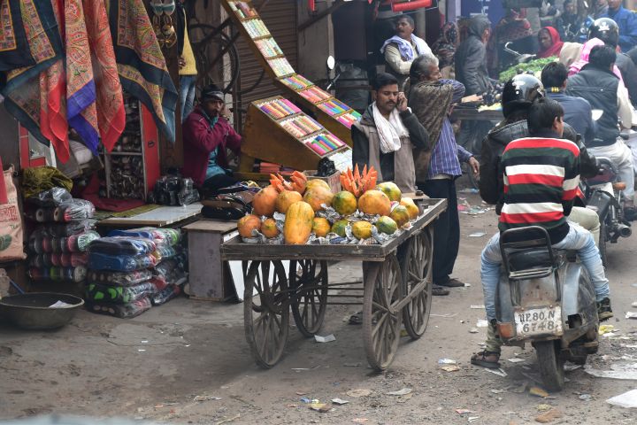 Fliegender Papayaverkäufer in Agra