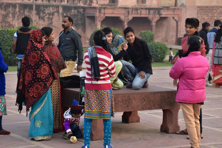 Im Königspalast von Fatehpur Sikri wird für Erinnerungsfotos posiert