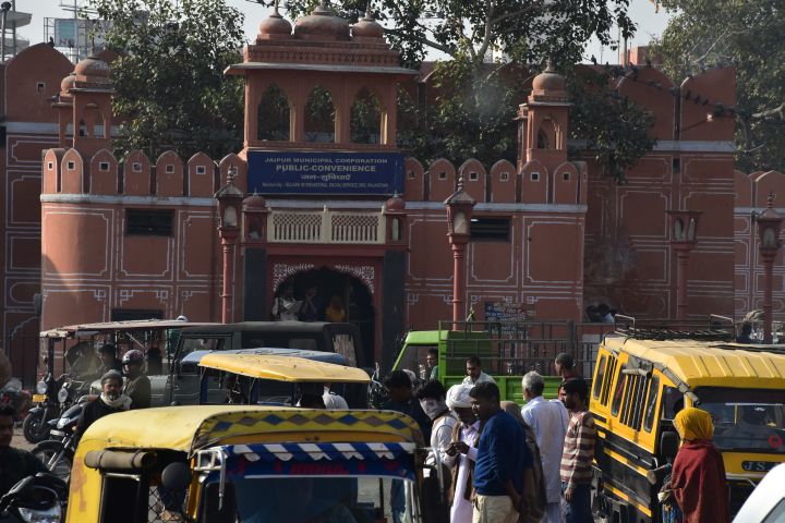 Hübsches Toilettenhäuschen in Jaipur, der Hauptstadt von Rajasthan