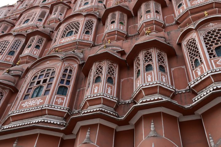 Fassade des Hawa Mahal in Jaipur