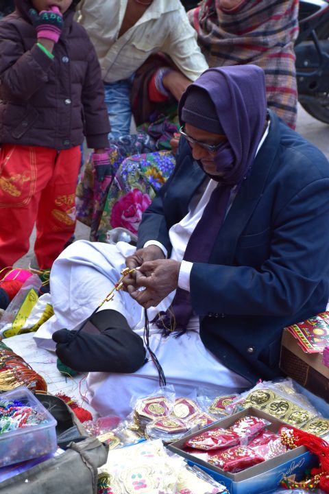 Schmuckhersteller auf einem Basar in Jaipur