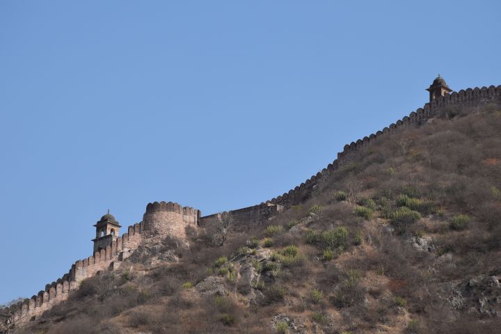 Befestigungsmauern in Amer im Norden von Jaipur