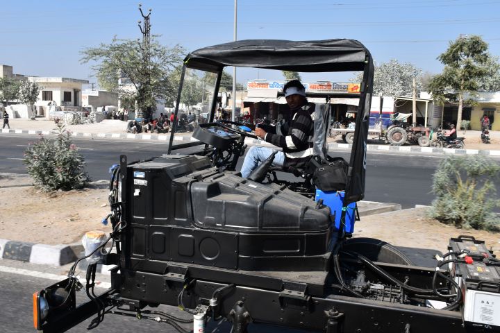 Fahrer auf dem nackten Chassis eines fabrikneuen LKWs