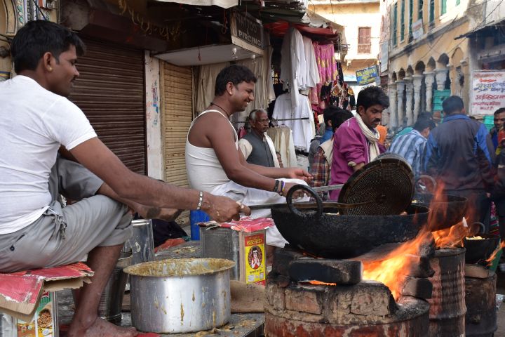 Garküche in einer Gasse in Pushkar