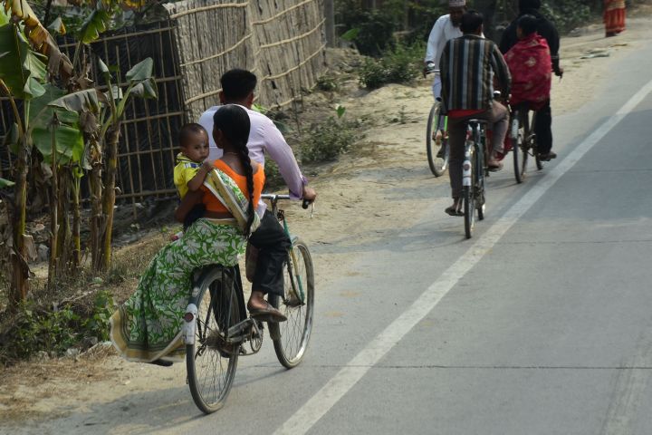 Velo als Familienkutsche bei Chopra in der Nähe der Grenze zu Bangladesh