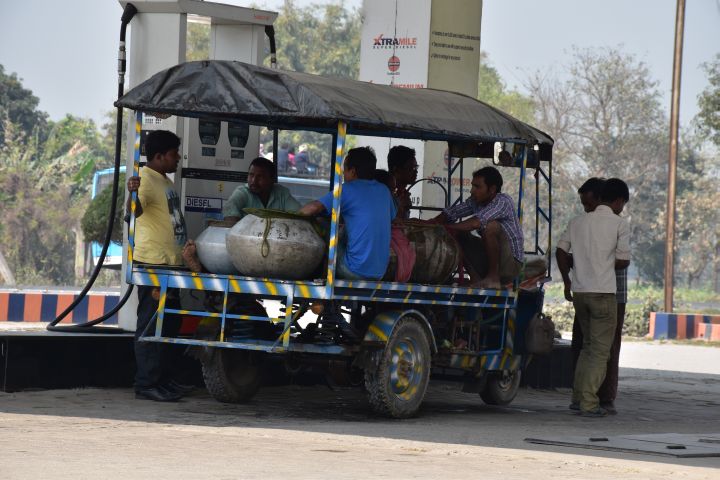 Motorisiertes Dreirad an einer Tankstelle in der Nähe von Karandighi