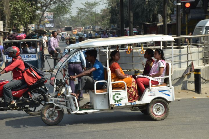 Eine der unzähligen Tuk-Tuk-Varianten in Indien, hier in Raiganj