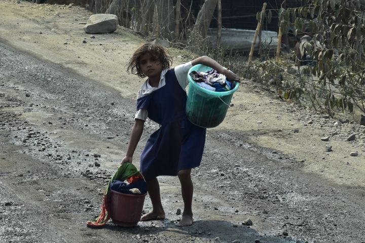 Kleine Waschfrau in der Nähe von Farakka am Ganges