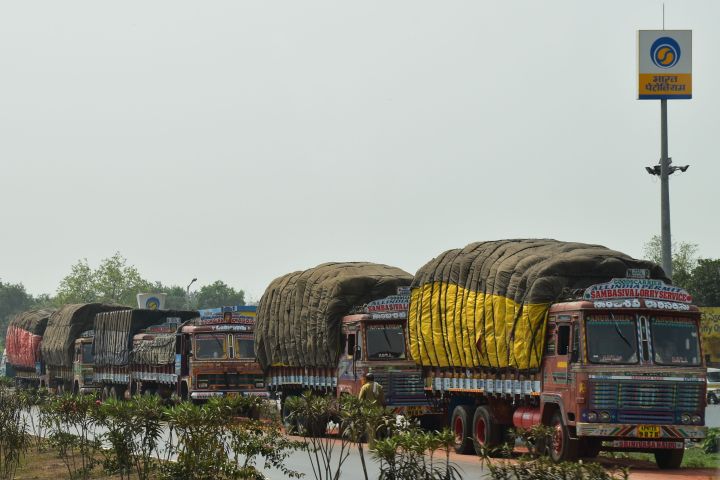 Indische Lastwagen, die roten Blutkörperchen im Kreislauf der nationalen Wirtschaft