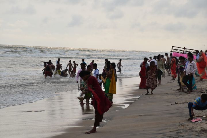 Menschen am und im Wasser an der Chandrabhaga Beach