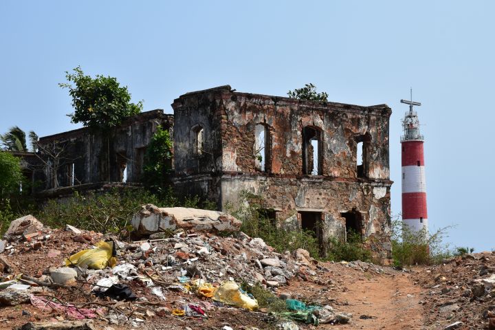 Alte Ruine und neuer Leuchtturm in Gopalpur