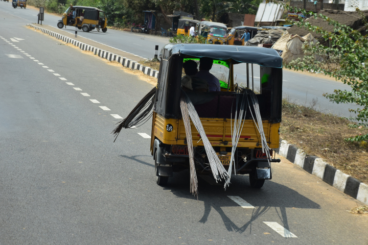 Mit einem Tuk-Tuk kann man auch Armierungseisen transportieren