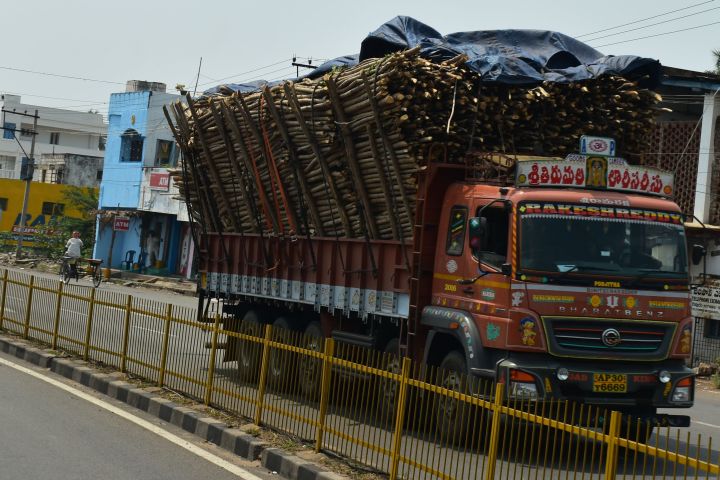 Mit Hölzern sehr voll geladener Lastwagen