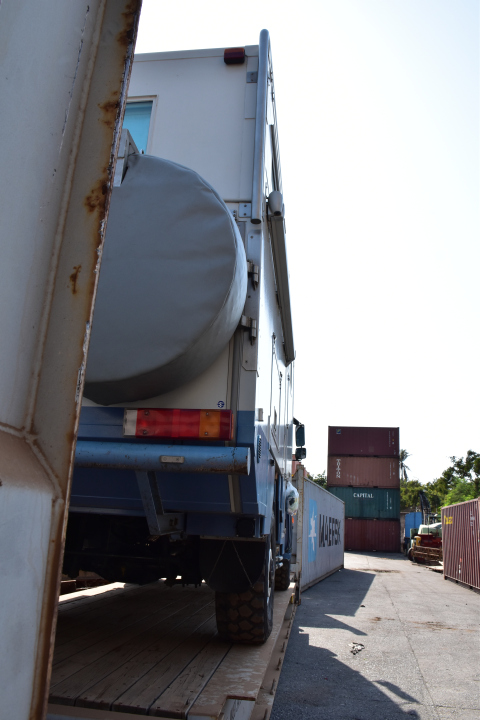 Obelix perfekt parkiert auf dem Flat Rack