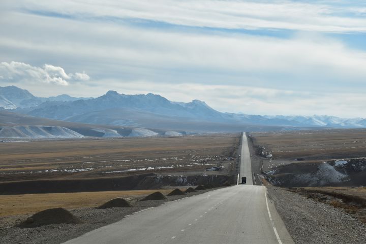 Schnurgerade Strasse Richtung Torugart Pass kurz vor dem Abzweig nach Tash Rabat