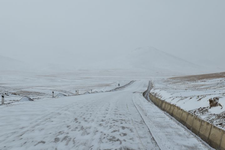 Schnee auf der Strasse zum kirgisischen Grenzposten am Torugart Pass