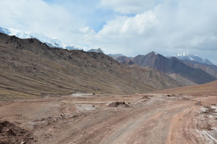 Die Piste auf der kirgisischen Site des Kyzyl-Art Passes