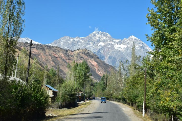 Der gut 4’400m hohe Babash-Ata thront über dem Tal das nach Arslanbob führt