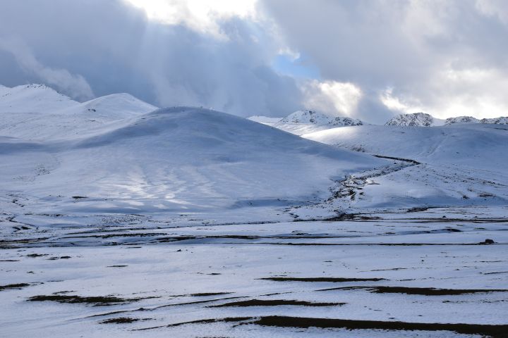 Verschneite Hochebene mit dem Suusamyr Fluss kurz nach dem fast 3’200m hohen Ala-Bel Pass