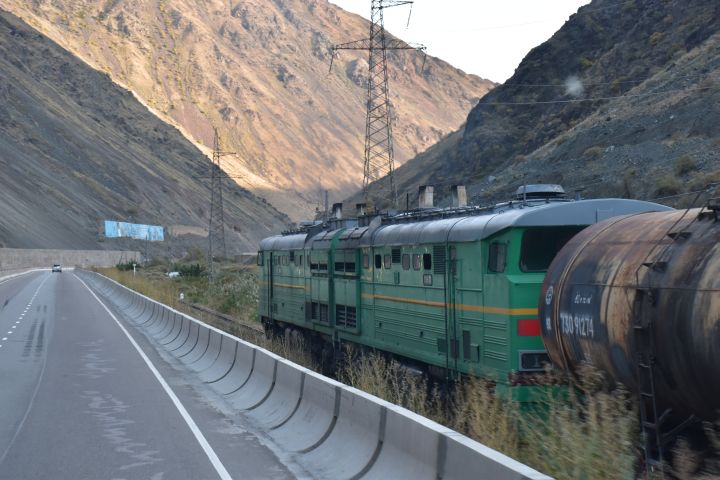 Strasse, Bahn und der Chui führen durch die Boom Schlucht