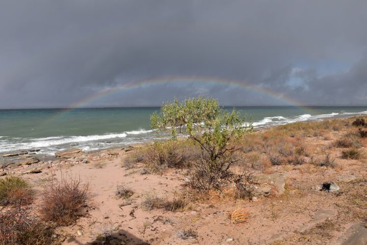 Kleiner Regenbogen am Strand des Issyk-Köl