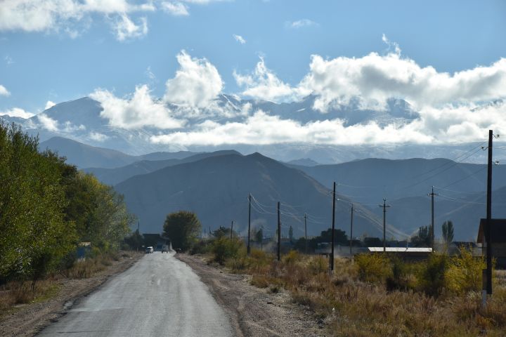 Strasse und Berge bei Bokonbayevo