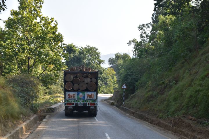 Ein Holztransport vor uns auf der Passstrasse