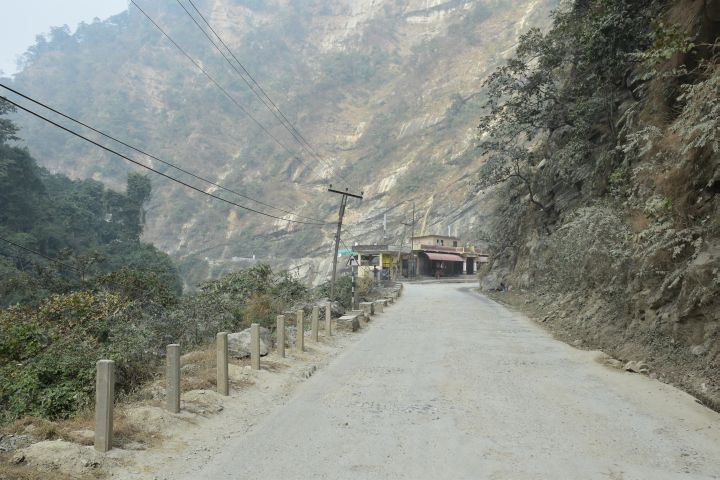 Löchrige Strasse in die Berge kurz nach Butwal
