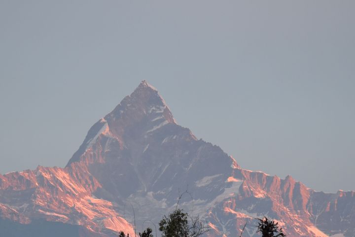 Machapuchare (6’997m), auch Fishtail genannt, bei Sonnenaufgang